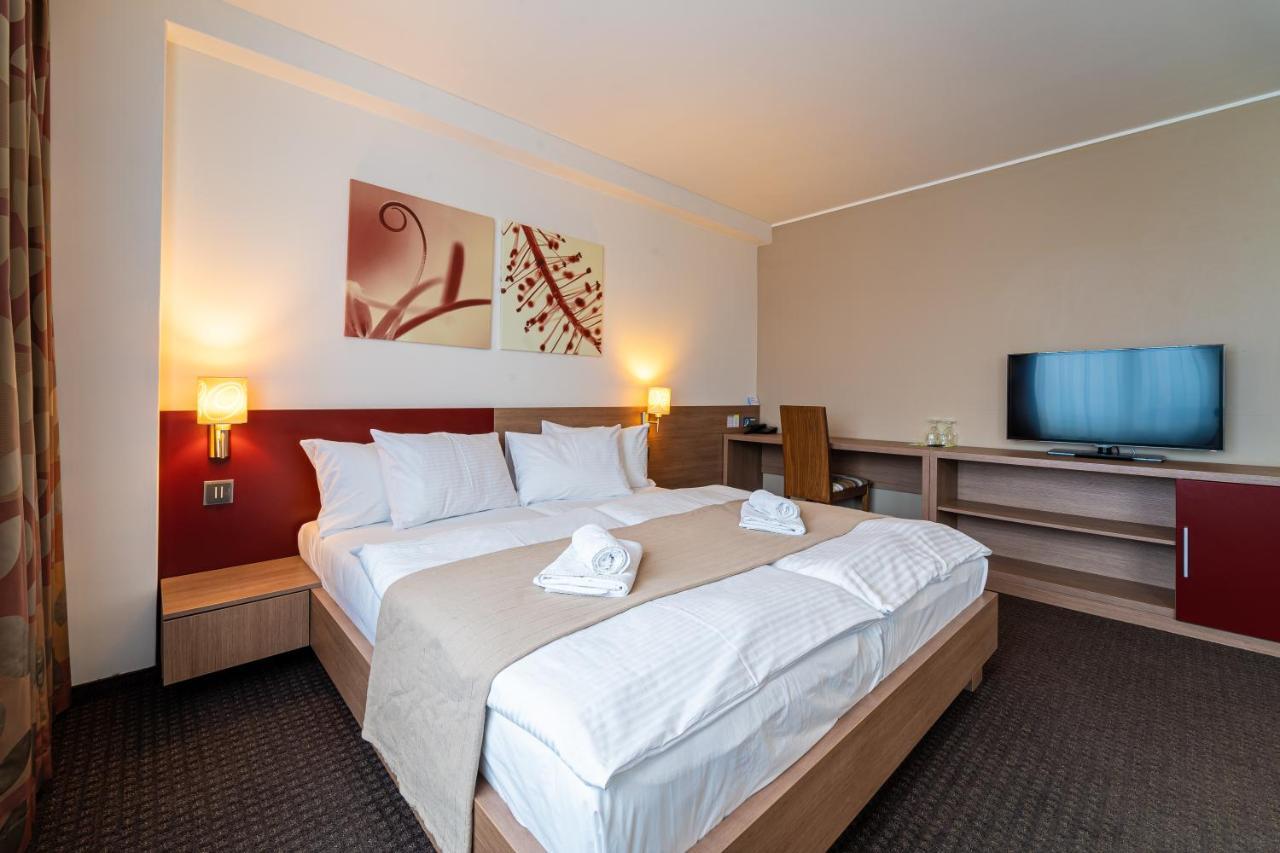 Hotel Ali Baba Humenné エクステリア 写真